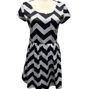 dELiA*s Black and Gray Chevron Mini Dress Size Medium Cap Sleeve